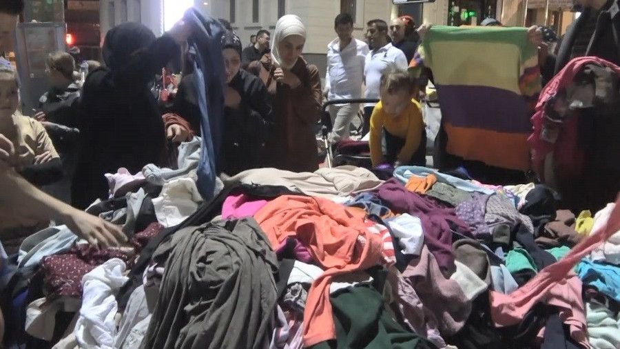 Ekmekten ucuz k�yafet satt�; bayram al��veri�ine ��kanlar h�cum etti