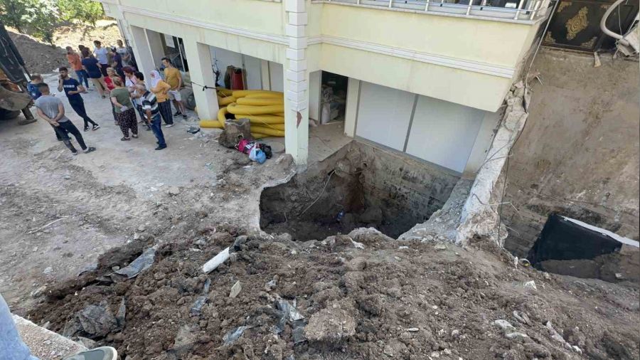 Elaz��'da g���k alt�nda kalan i��i kurtar�ld�