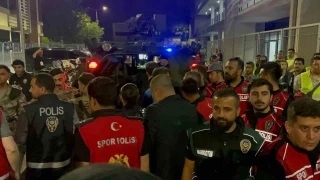 Elaz'da hakem ve futbolcular zrhl aralarla staddan ayrld