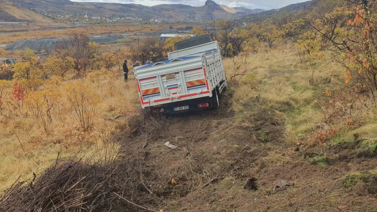 Elazığ'da kamyonet şarampole uçtu