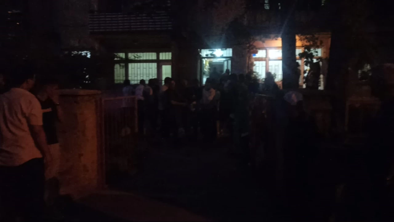 Elektrik ak�m�na kap�lan gen� hayat�n� kaybetti