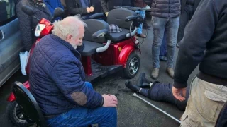 Elektrikli motosikletten düşen 2 kişi yaralandı