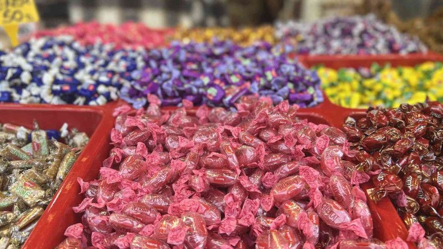 Eminönü'nde rengarenk şeker ve lokumlar tezgahlardaki yerini aldı