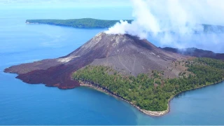 Endonezya'daki Soekarno–Hatta Uluslararası Havalimanı, Anak Krakatoa yanardağının patlamasının ardından pazar günü uçuş operasyonlarını durdurdu
