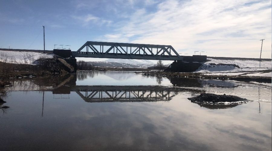 Eriyen karlar Kars �ay�'n� ta��rmaya ba�lad�