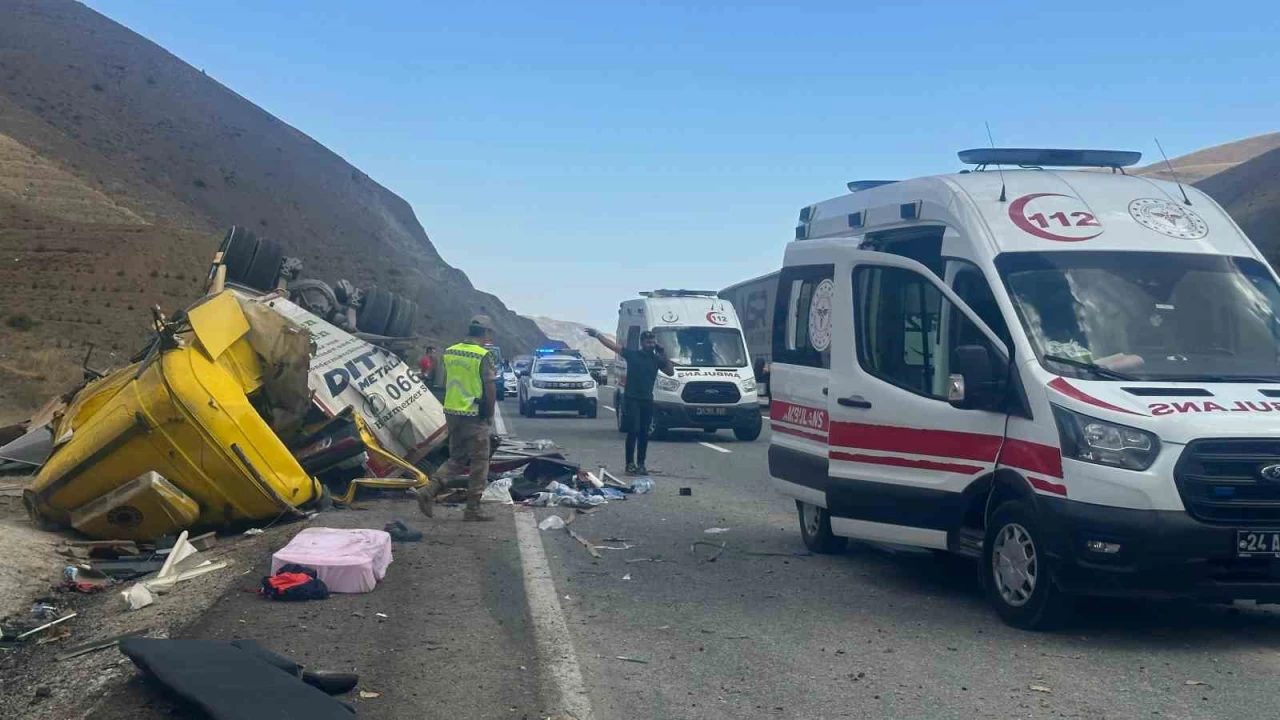 Erzincan'da t�r ile otomobil �arp��t�: 4 �l�, 2 yaral�