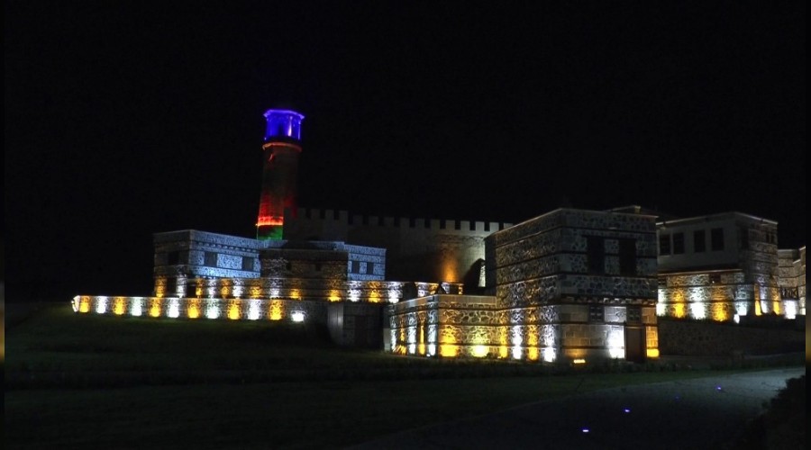 Erzurum Kalesi Azerbaycan bayrann renkleriyle kland