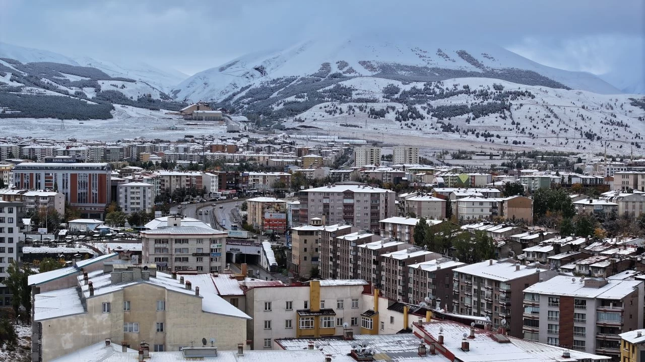 Erzurum şehir merkezine mevsimin ilk karı yağdı