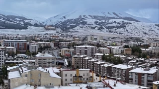 Erzurum şehir merkezine mevsimin ilk karı yağdı