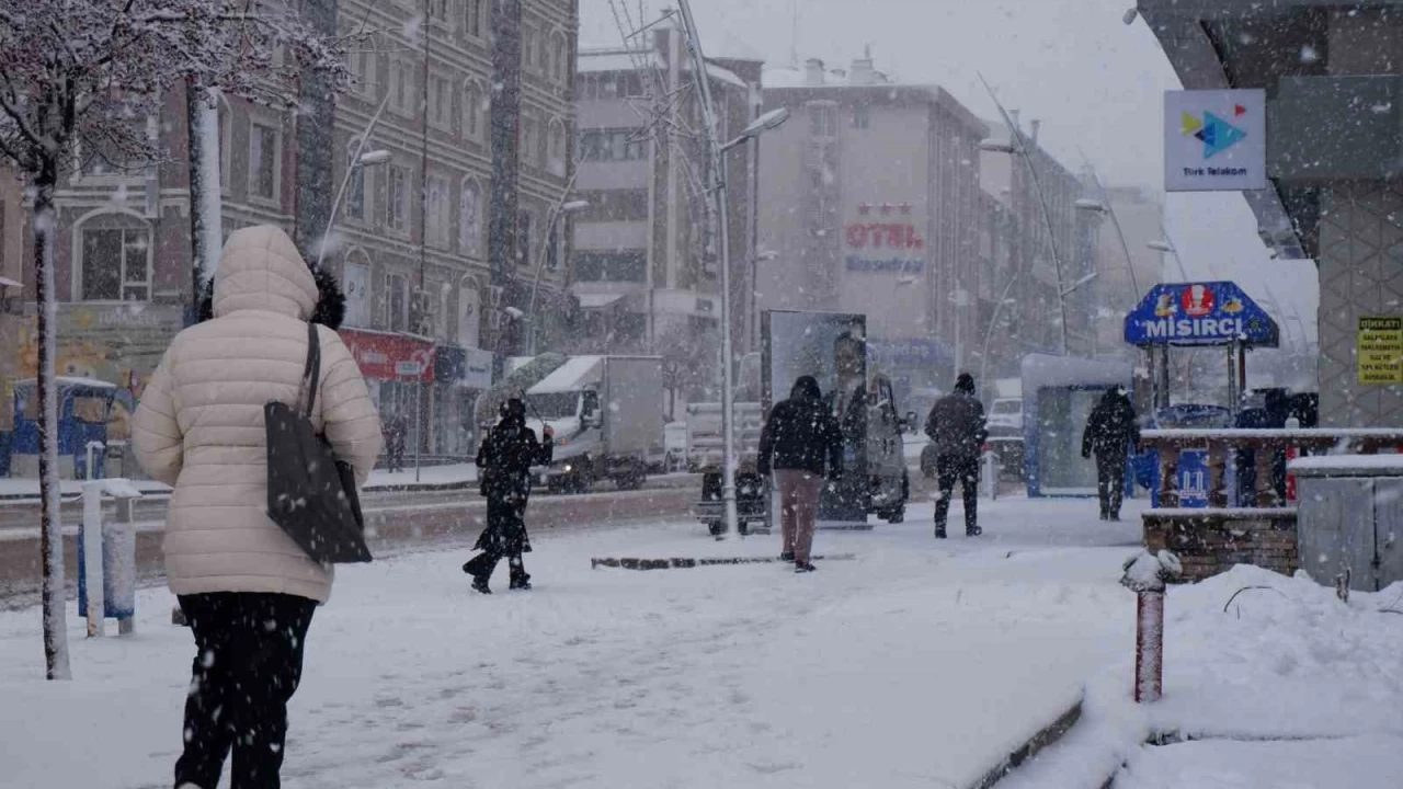 Erzurum'da kış geri döndü, 196 köy yolu kapalı