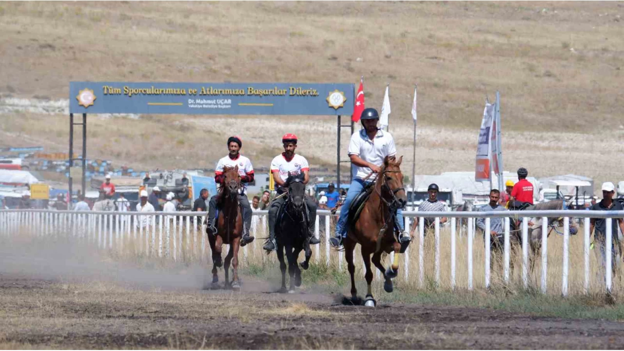 Erzurum'da rahvan at yarışları nefesleri kesti