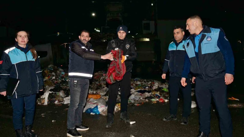 Esenyurt'ta ��pten servet ��kt�: 1 milyon 200 bin TL'lik alt�n