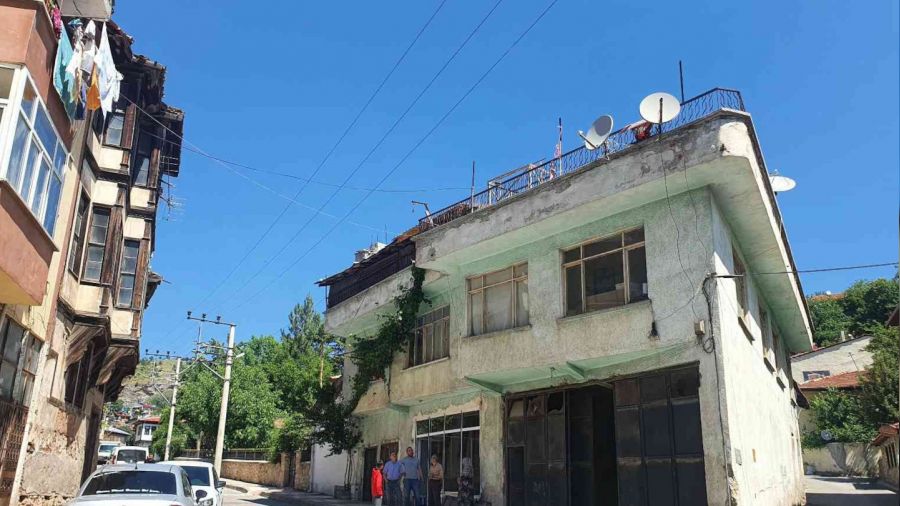 Eşya taşırken buzdolabı yüksek gerilim hattına değdi, bir kişi ağır yaralandı