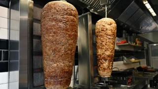 Et ve et ürünlerine yeni standartlar geliyor. Düzenlemeye göre, sucuk, pastırma ve kavurmada fıstık, peynir gibi çeşnilerin kullanımı yasaklanıyor. Dönerde ise tür zorunluluğu getiriliyor