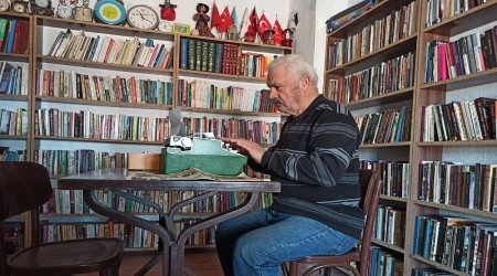 Evini 7 bin kitaplı kütüphaneye çevirdi