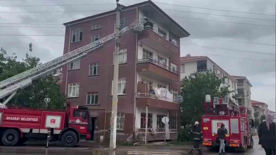 Evini yakan kad�n� itfaiye ekipleri kurtard�