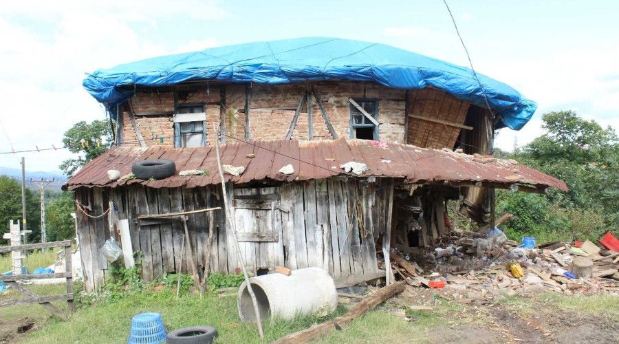 Evlerine çarpan traktör bir aileyi yuvasız bıraktı