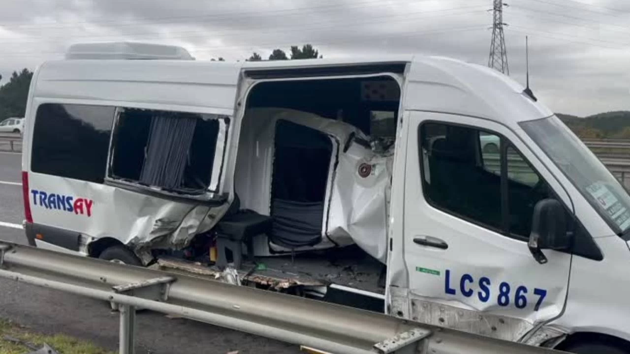Eyüpsultan'da bariyere çarpan minibüsteki 6 kişi yaralandı