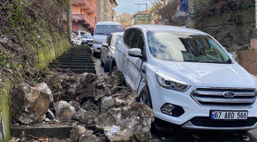 Faciadan dönüldü, kaya parçaları arabanın üzerine düştü