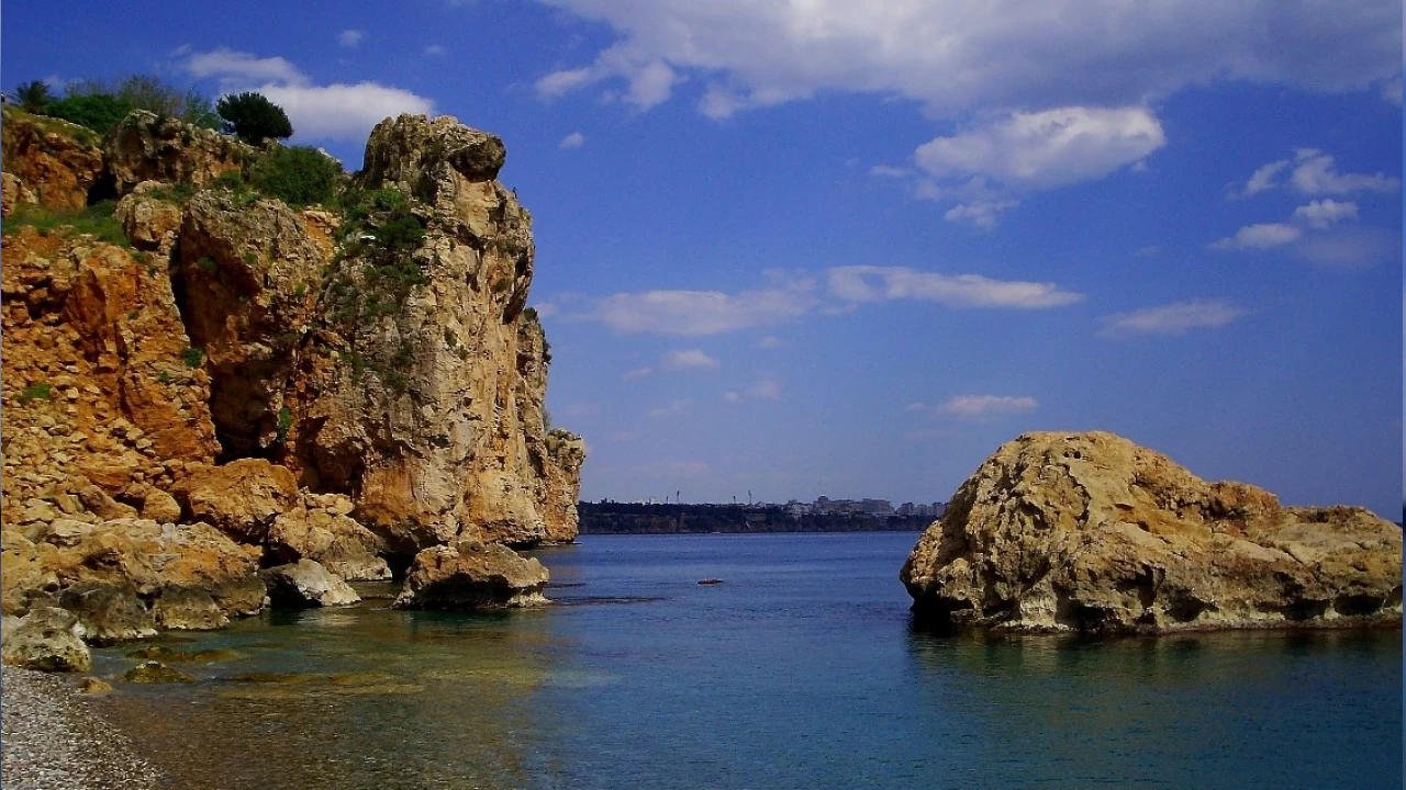 Falezler, önemli bir turizm destinasyonudur