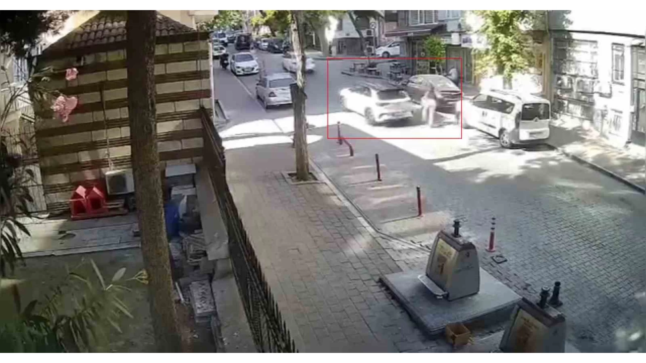 Fatih'te bir s�r�c� s�zl� taciz etti�i kad�n�n arac�yla aya��n�n �zerinden ge�ti