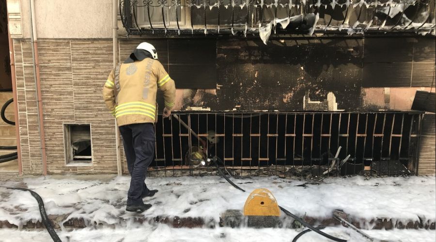 Fatih'te bodrum kat daire alev alev yand�