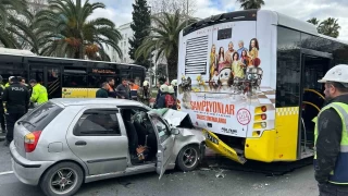 Fatih'te kadın sürücü İETT otobüsüne çarptı: 8 kişi yaralandı