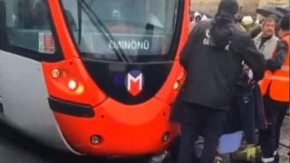 Fatih'te  motosiklet srcs tramvay altnda kald