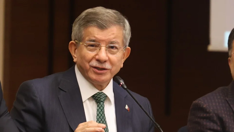  Feshedilen Gelecek Partisi'nin Genel Ba�kan� ve eski Ba�bakan Ahmet Davuto�lu hakk�nda Cumhurba�kan�na hakaret su�lamas�yla soru�turma ba�lat�ld�