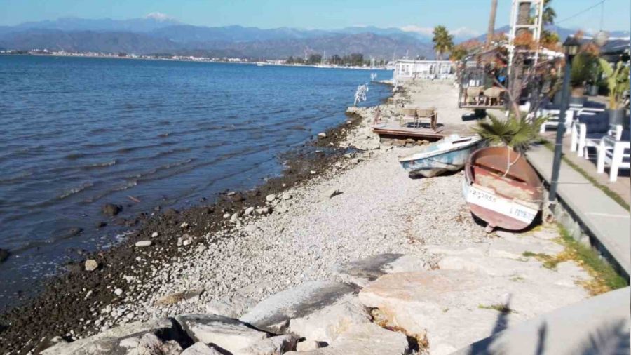 Fethiye'de deniz 10 metre çekildi
