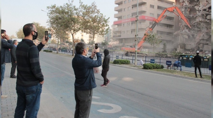 Film seyreder gibi y�k�m� izlediler