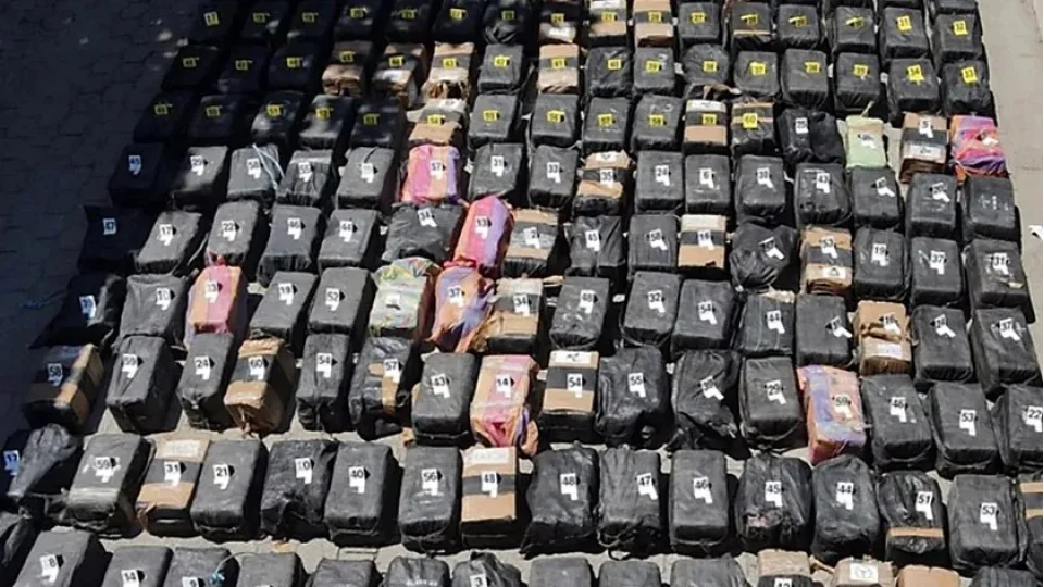 Fransa'da Gana'dan gelen konteynerde 3,9 ton kokain ele ge�irildi