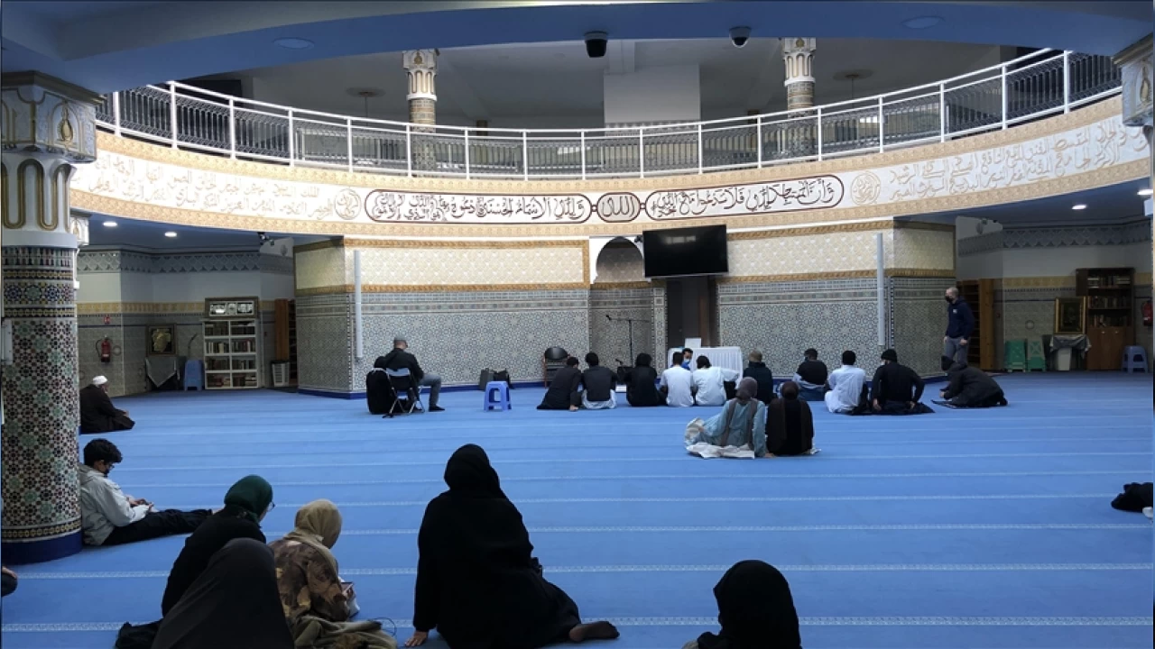 Fransa'da mescidin giriş kapısına İslam karşıtı yazılar yazıldı