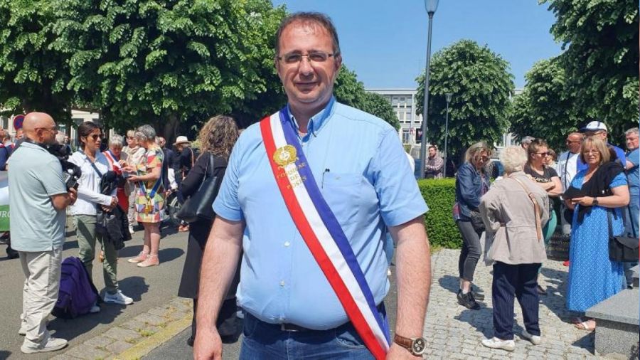 Frans�z Belediye Ba�kan�, o�lu i�in a�l�k grevine girdi