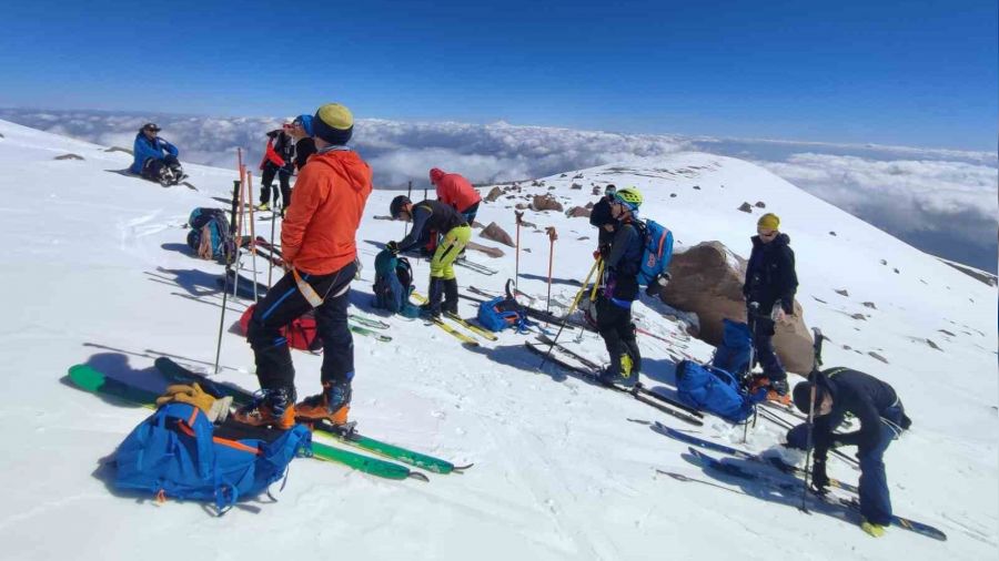 Frans�z kayakseverler S�phan Da��'nda kayd�
