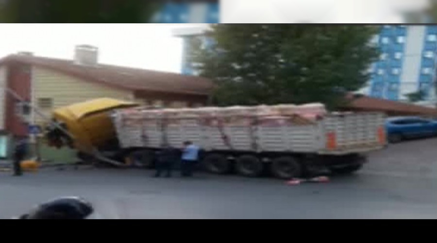 Freni bo�alan kamyon duvara girdi 