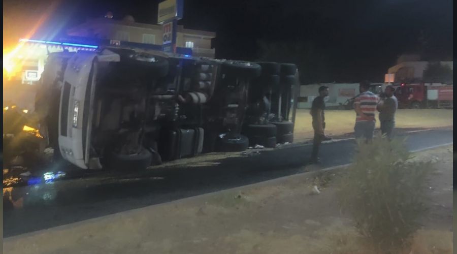 Freni patlayan buğday yüklü tır devrildi