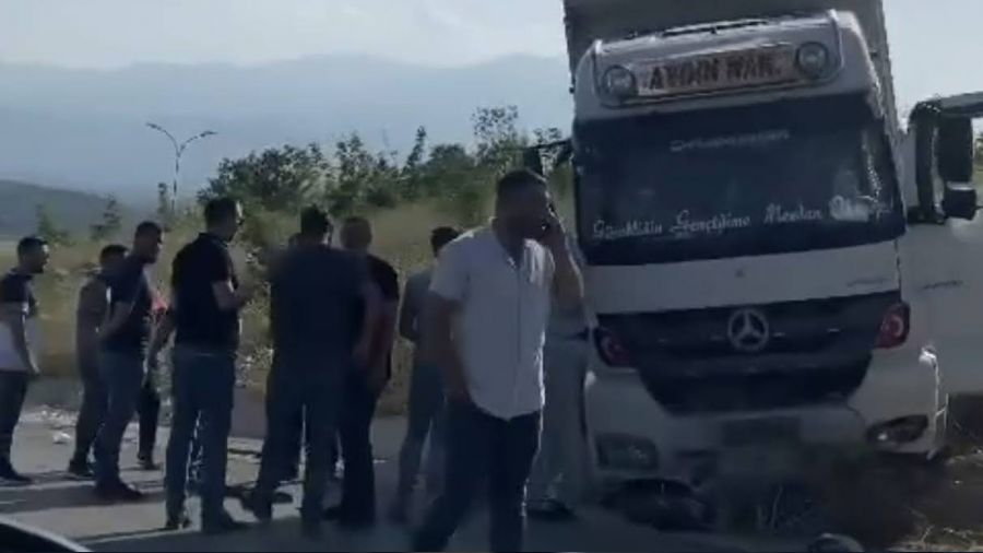 Freni patlayan kamyon yoldan ��kt�