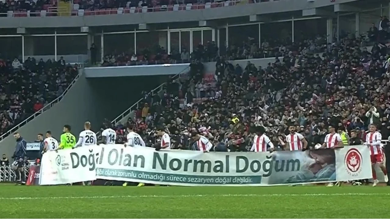 Futbolcuların taşıdığı pankart, kadın örgütlerini kızdırdı