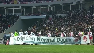 Futbolcuların taşıdığı pankart, kadın örgütlerini kızdırdı