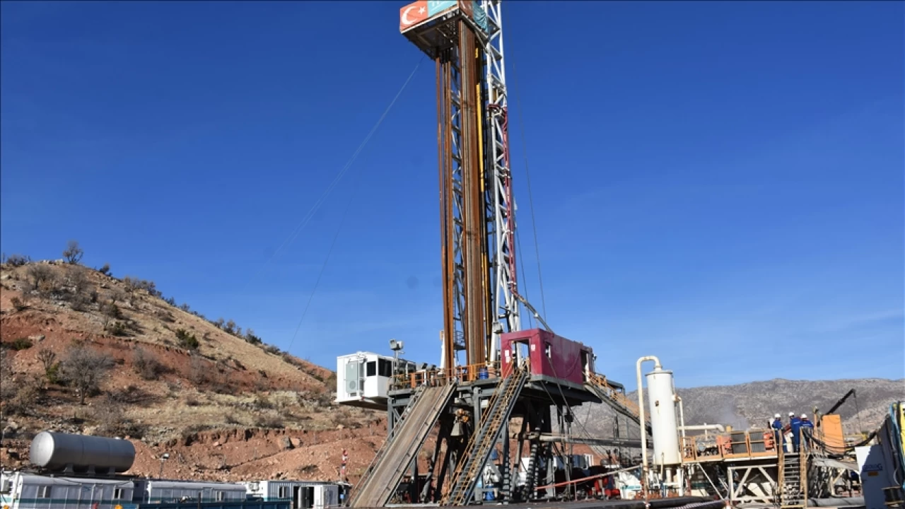 Gabar'dan petrol fışkırıyor