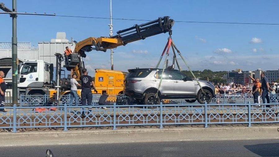 Galata Köprüsü'nde raylardaki cip kaldırıldı