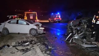 Gaziantep'te iki otomobilin kafa kafaya arpmas sonucu 2 kii ld