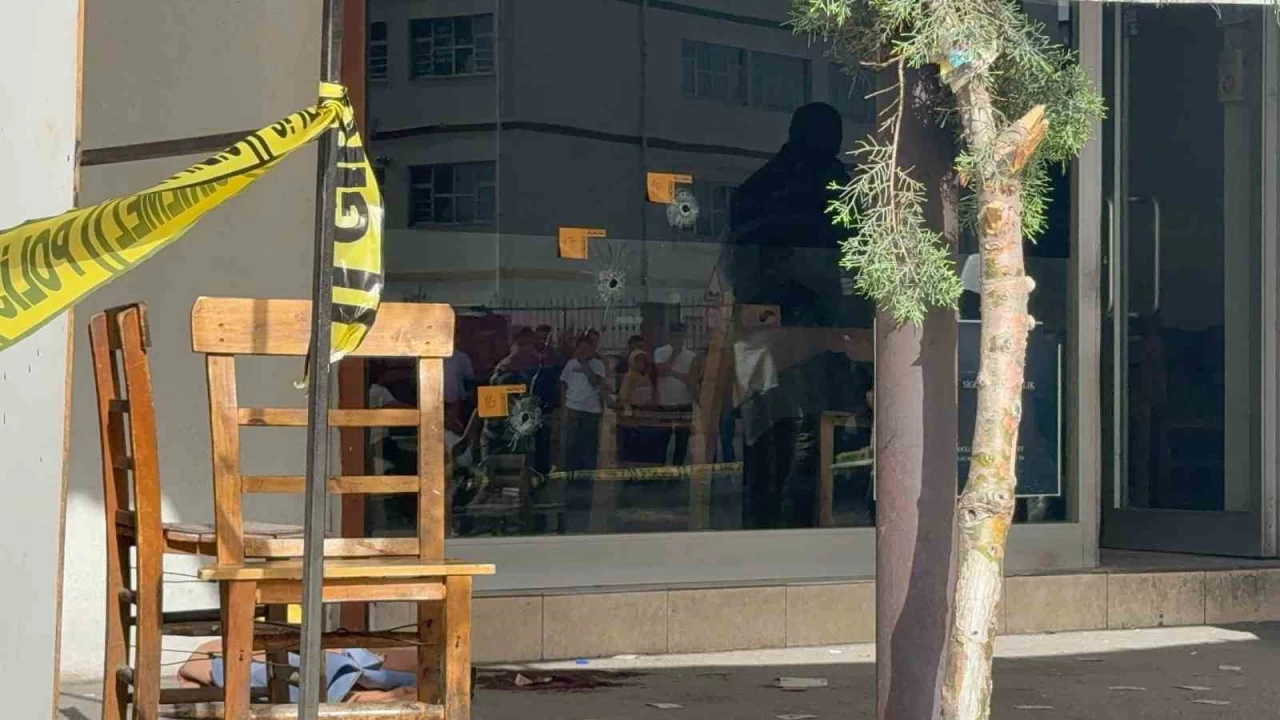 Gaziantep'te kıraathanenin önünde oturan gence 14 kurşun sıktılar