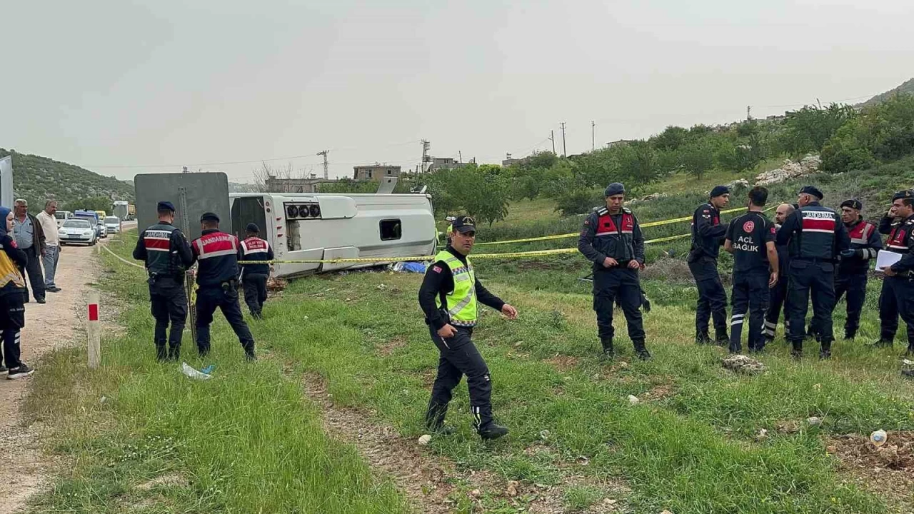 Gaziantep'te yolcu taşıyan midibüs devrildi: 1 ölü, 7 yaralı