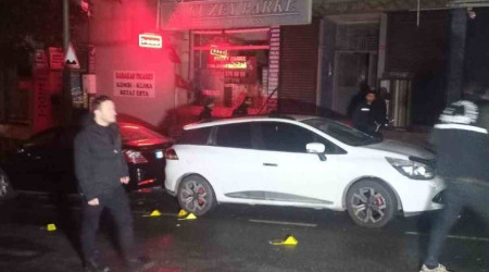 Gaziosmanpaşa'da eğlence mekanı önünde silahlı çatışma: 1 ölü