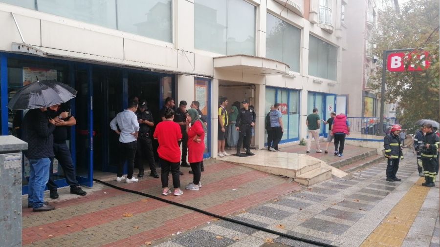 Gebze'de zincir marketin deposunda yangın