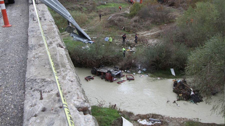 Gediz Nehri'ne uçan araçta 3 kişi hayatını kaybetti