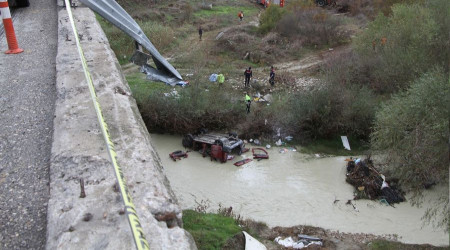 Gediz Nehri'ne uçan araçta 3 kişi hayatını kaybetti