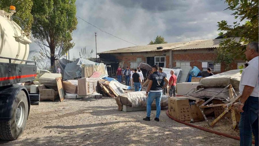 Gediz'de depo yangını